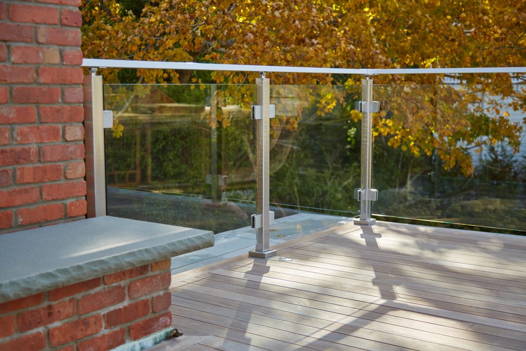 Glass railing post and glass railing clip